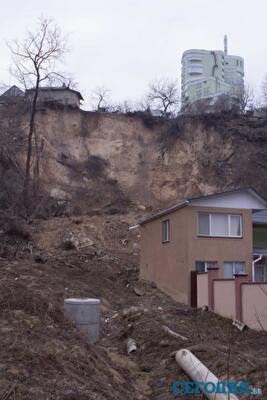 В Киеве произошел еще один оползень – под угрозой жилой дом. Фото
