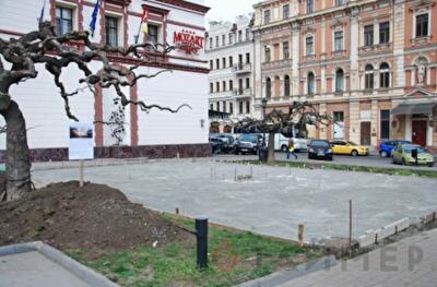 Незаконная стройка на Театральной площади в разгаре. Фото