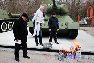 На 411-й батарее сожгли символические многоэтажки и повесили чучело рейдеров. Фото