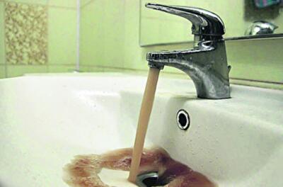 Из кранов киевлян начала течь ржавая вода с противным запахом