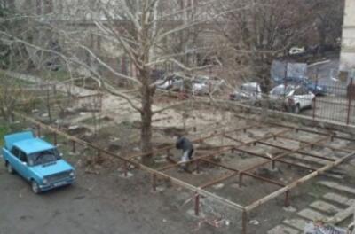 Посреди парка в центре Симферополя на деревьях возводят кафе 