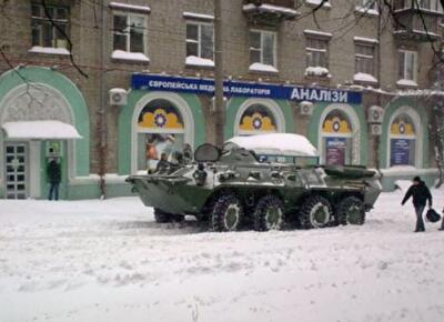 В последний месяц весны военных решили «усилить» тяжелой техникой для уборки снега 