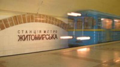 Возле станций метро перед паводком начали убирать ларьки