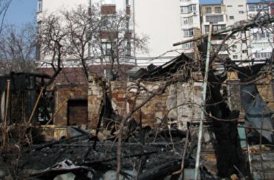 В районе элитных высоток в Одессе горят ветхие дома. Жильцы: "Бизнесмены пытаются "договориться"