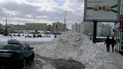 Оболонь на грани потопа: снег отгребают, но вывозить не спешат