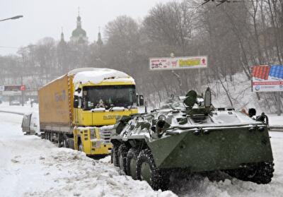 Киевские коммунальщики выпустили на заснеженные дороги 260 автобусов и 65 троллейбусов