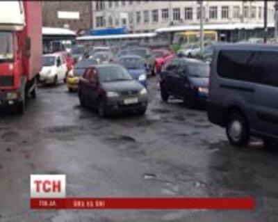 В Киеве водитель отсудил у гаишника 2 тыс. грн за разбитое на плохой дороге авто
