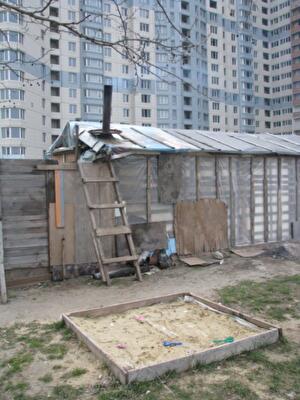 Вкладчики 22-этажного недостроя под Одессой живут в сараях, бомжуют и умирают от горя. Фото