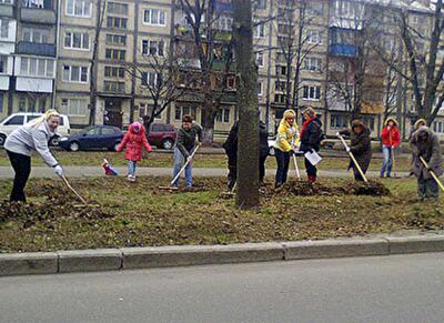 Киев начинают убирать и озеленять после зимы