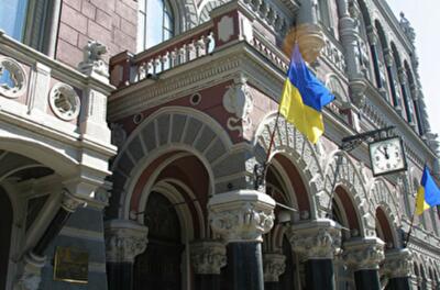 НБУ скупает доллары и тратит свои запасы на поддержку гривны