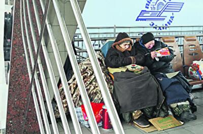 Киевских бездомных хотят отправлять мести дворы и мыть авто