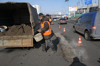 В столице ударными темпами латают ямы