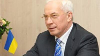 Азаров поздравил землеустроителей