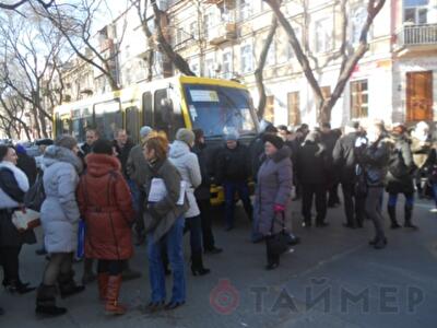 Инвесторы одесских долгостроев перекрыли улицу Осипова и движутся дальше