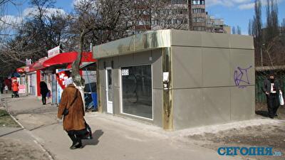 В Одессе киоски устанавливают на тротуарах. Фото