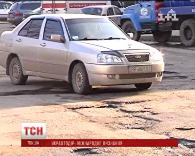 Украинские водители не видят дорог под сплошными ямами, которые напоминают метеоритные кратеры