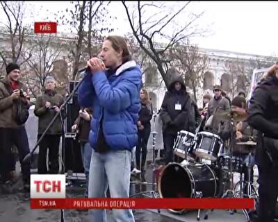 Киевляне устроили музыкальный пикет под стенами Гостиного двора