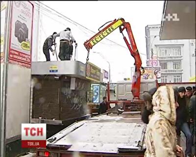 Вблизи киевского метро в третий раз снесли киоски
