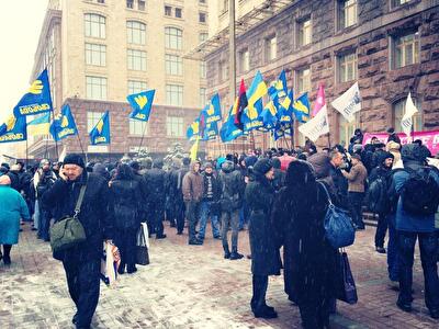 Под КГГА начались сразу два пикета. Фото