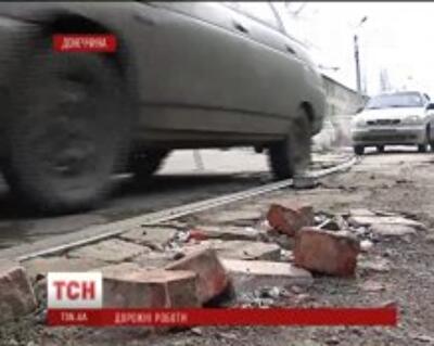 Дырявые дороги "латают" кирпичами и тротуарной плиткой