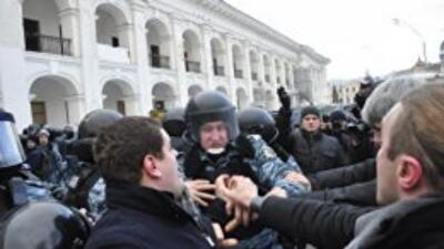 Оппозиция требует следствия по Гостиному двору