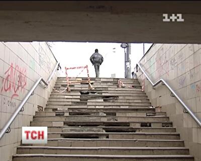 Подземный переход в столице превратился в опасные "катакомбы"