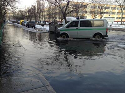 В Киеве на Оболони прорвало трубу: тысячи жителей остались без воды. Фото
