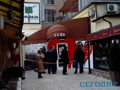 При взрыве в ресторане "Апрель" в центре Киева серьезно пострадали восемь человек. Фото