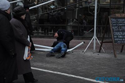 В центре Киева произошло ЧП. Свидетель: из окна гостиницы летел человек. Фото