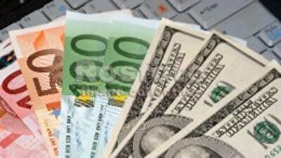 Украинцы купили валюты больше, чем продали
