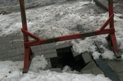 Над метро "Крещатик" провалился тротуар 