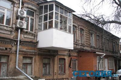 В центре Днепра разгорелся скандал. Жильцы дома обвиняют райсовет в земельных интригах. Фото
