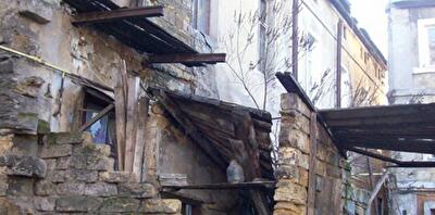 Обрушившийся дом в Одессе продолжает трещать по швам и пугать людей. Фото