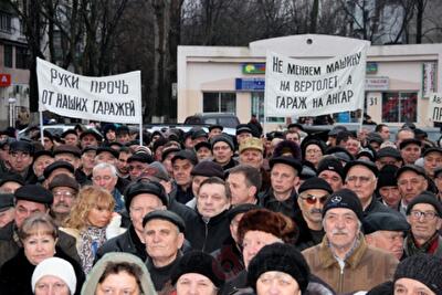 Митингующие владельцы гаражей перекрыли улицу Генерала Петрова