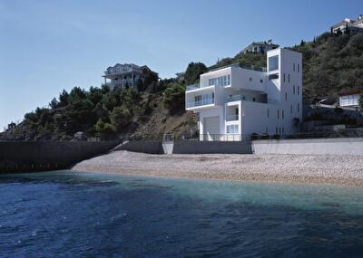 Известный лондонский архитектор построил в Крыму "космический" дом-коробок. Фото