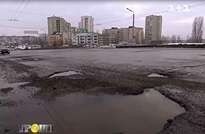 Огромные ямы на киевских дорогах отрывают машинам колеса