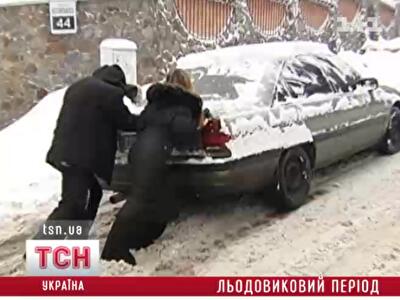 Благодаря песку и соли на украинских дорогах разворовываются миллионы гривен
