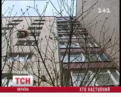 В Киеве коммунальщики год не могут закрыть дыру в доме 