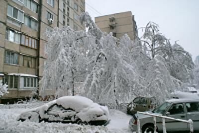 В Киеве накопились горы ядовитого снега