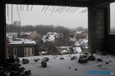 Житель Днепра решил сам "обезвредить" опасный недострой, чтобы на людей не падали кирпичи