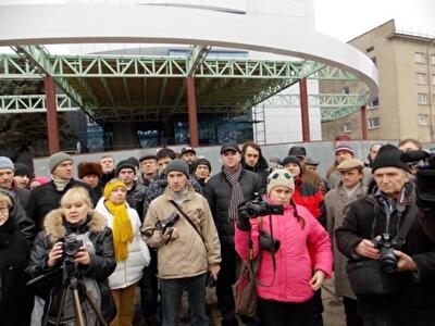 Жители Одессы вышли на митинг против варварского уничтожения деревьев элитным отелем. Фото