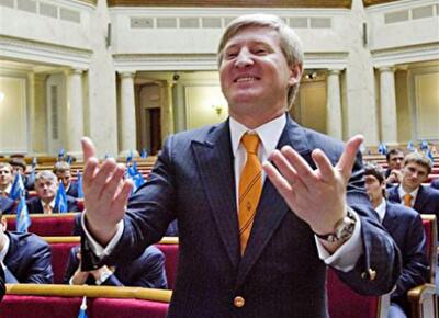 Ахметов подкрадывается к креслу Попова 