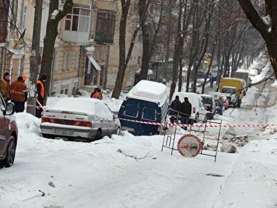 В Киеве из-за нерадивых водителей коммунальщики не могут чинить трубы