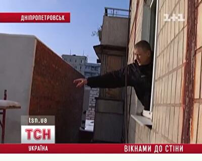 В Днепропетровске новый ТЦ едва не замуровал окна соседней высотке