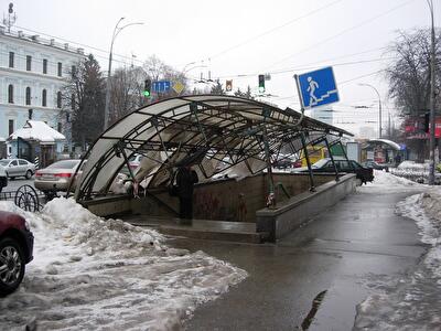 В Киеве над переходом висят обломки рухнувшей крыши. Фото