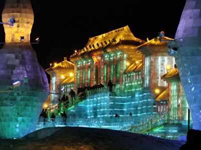 Китайцы построили крупнейший в мире дворец из льда. Фото