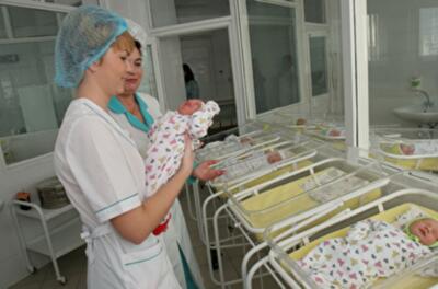 Малышам, рожденным в новогоднюю ночь, массово меняют дату рождения