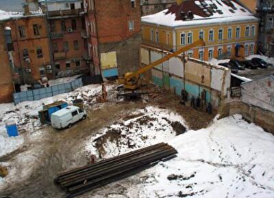 В канун Нового года на Десятинке закипела стройка. Фото