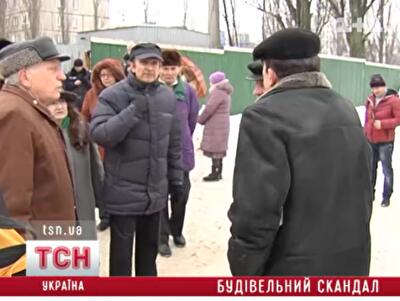 Киевляне взяли в заложники кран и бульдозер на незаконном строительстве