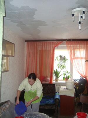Киевлянам на голову ручьем хлынула вода, в ЖЭКе лишь разводят руками. Фото